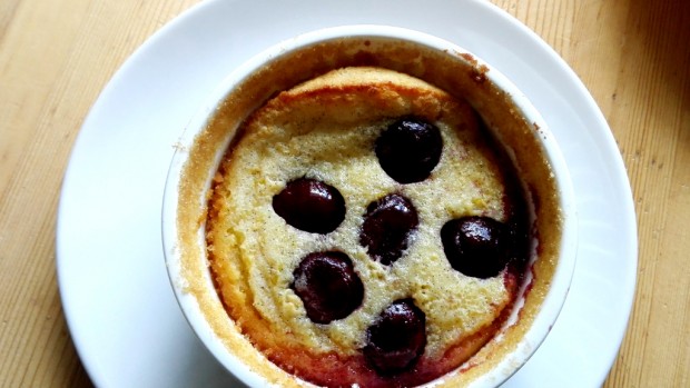 Hrníčkový třešňový koláč Clafoutis